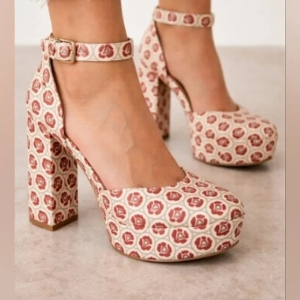 Retro Pinup 9 Rockabilly Whimsical Flower Power Platform Ankle Strap Shoe New
